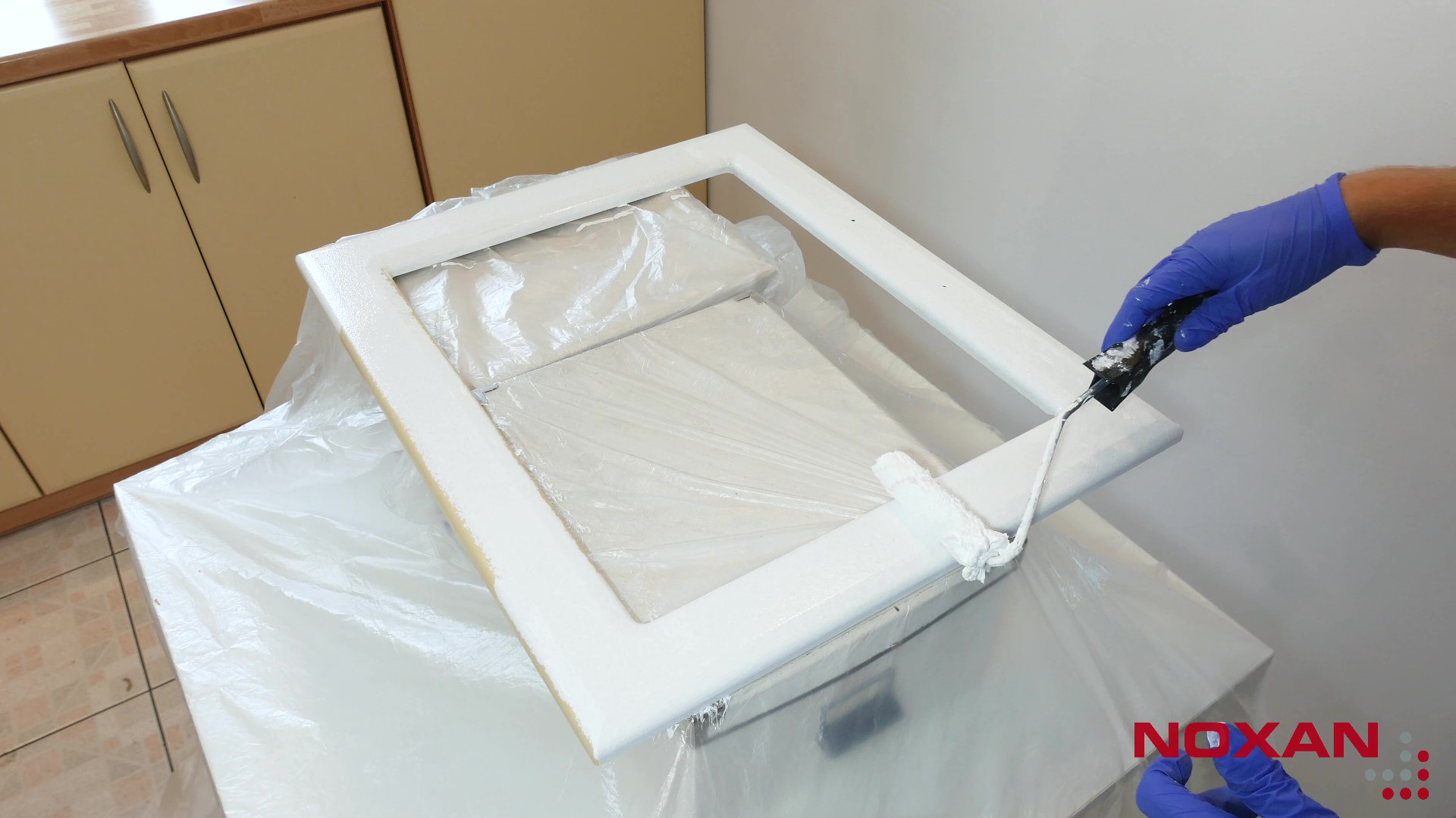 malowanie wałkiem frontu z szybą