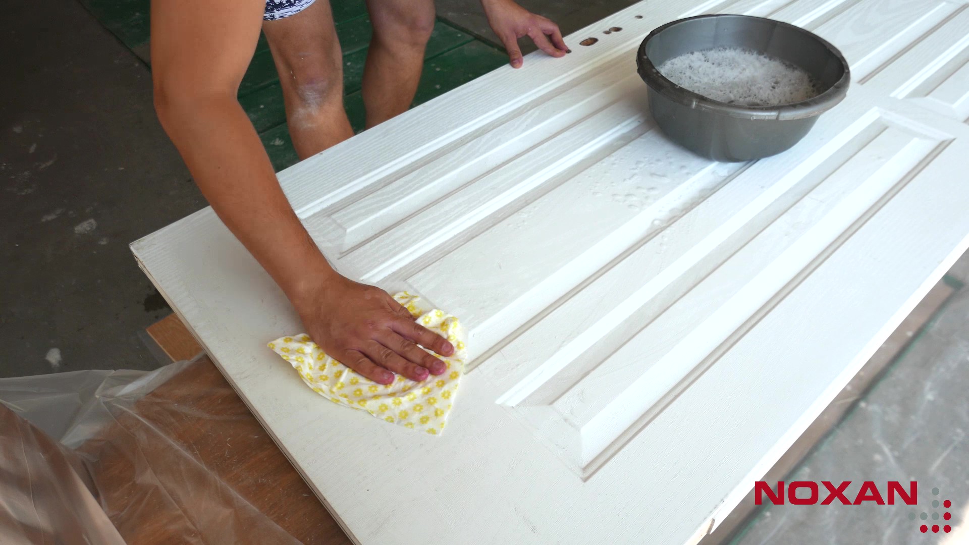 mycie drzwi detergentem Tmycie drzwi detergentem