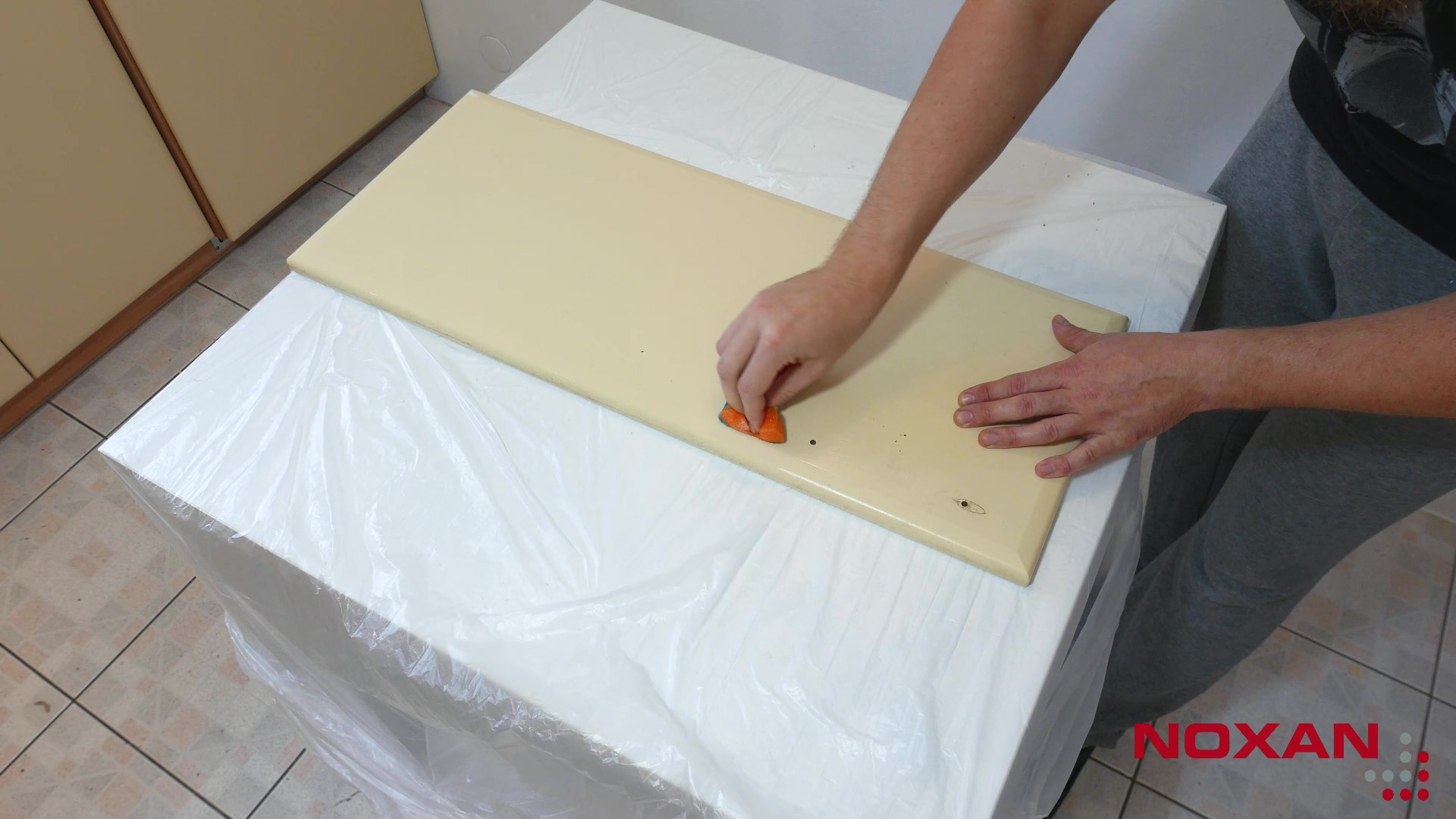 mycie frontu szafki z okleiną