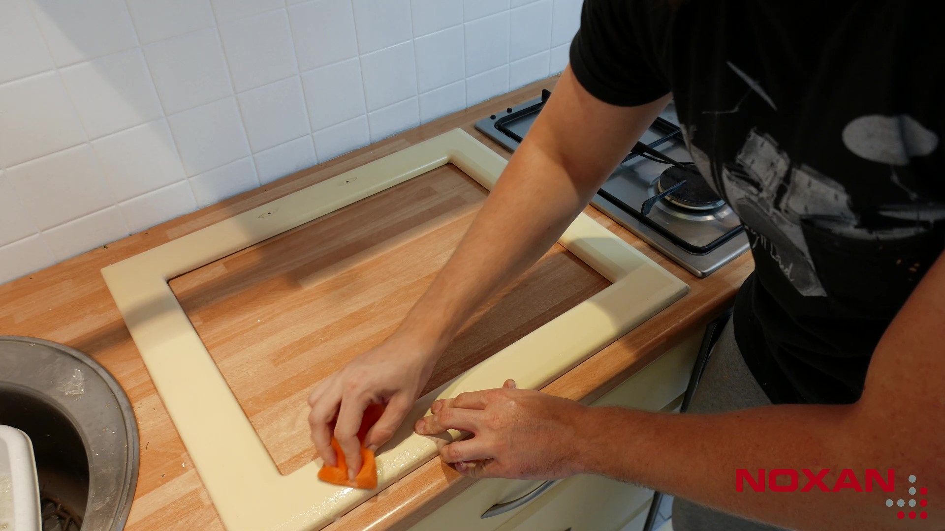 mycie frontu szafki z szybą