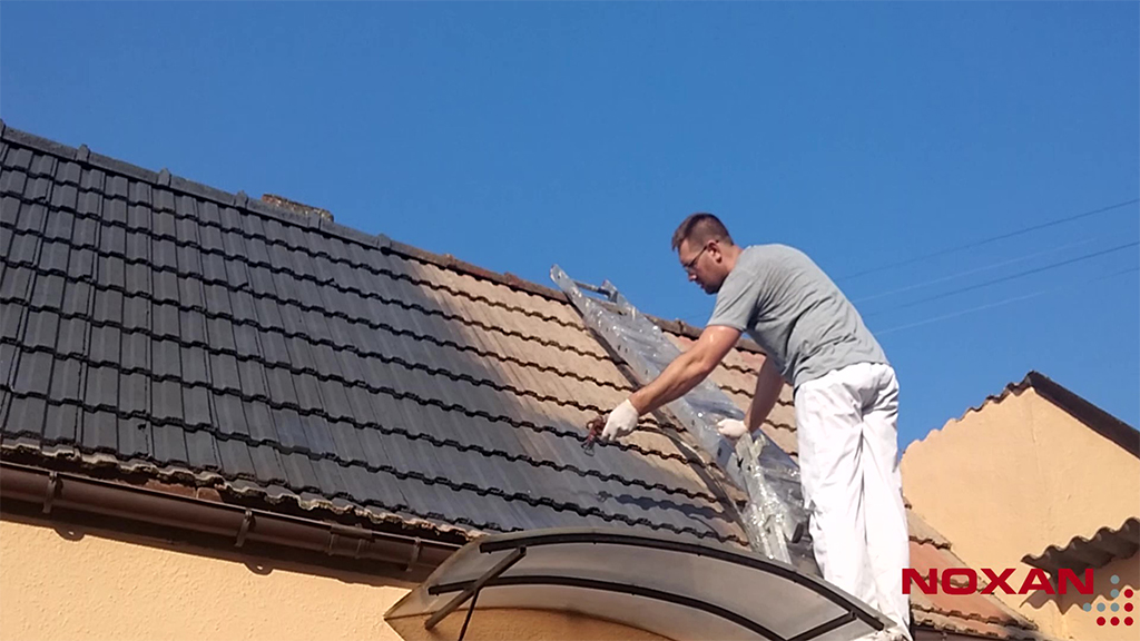 Dachówki w trakcie malowania pierwszą warstwą farby