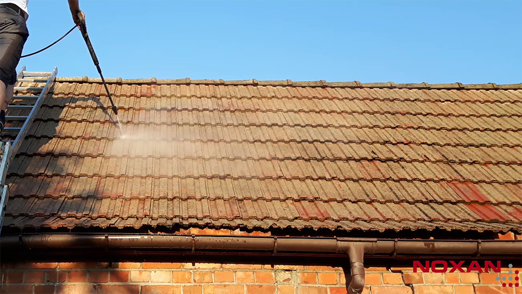 Czyszczenie dachówek przed renowacją