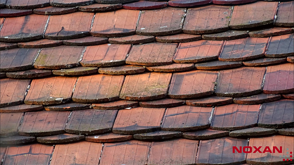 Wyczyszczone dachówki przed renowacją