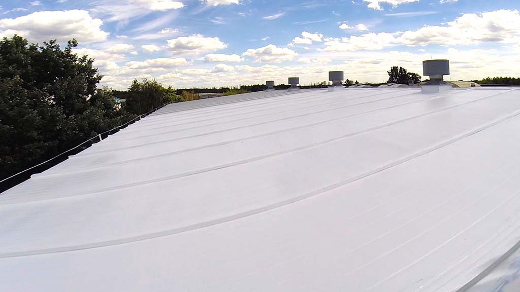 Jak uszczelnić dach metalowy