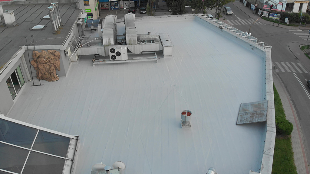 Wielkopowierzchniowy dach przemysłowy z papy