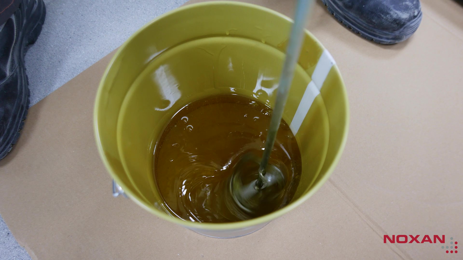 Mieszanie żywicy gruntującej ubytki