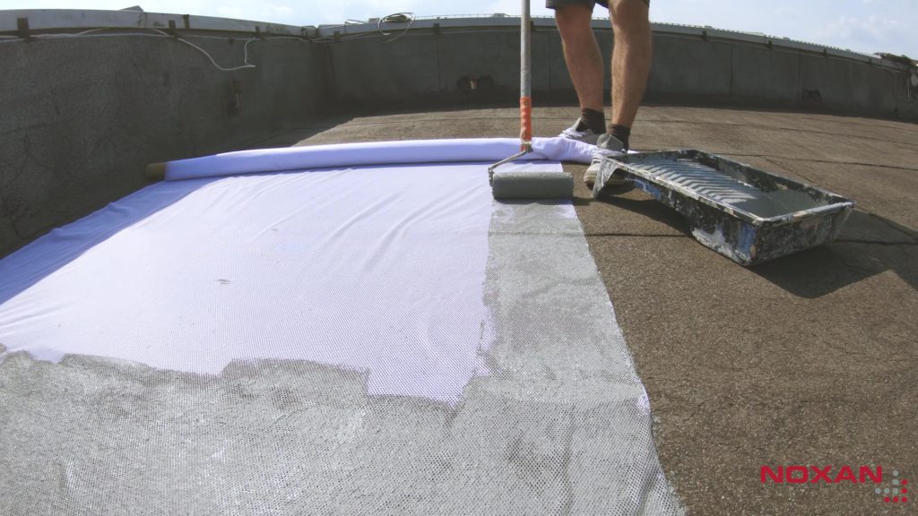 Nakładanie podkładu na włókninę wzmacniającą