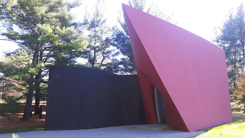 Budynek muzeum bez obróbki blacharskiej