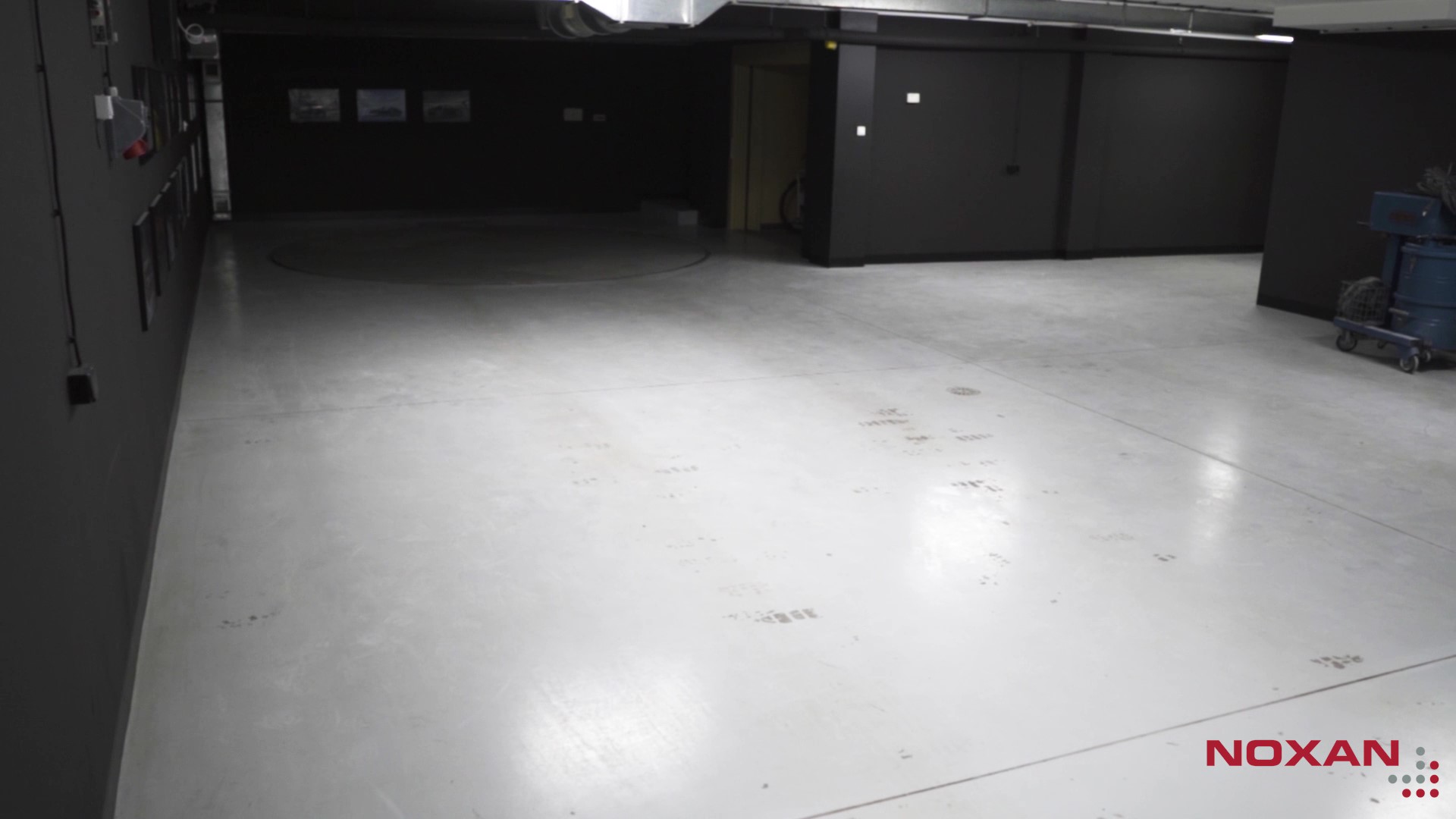 Stara, odspajająca się posadzka