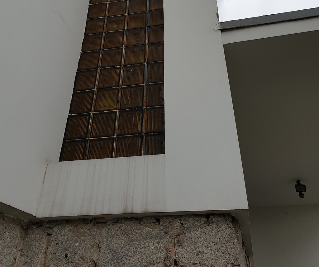 Elewacja z zaciekami