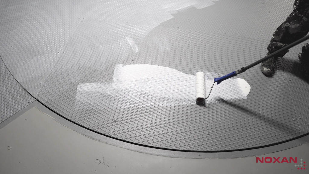 aplikacja lakieru wałkiem