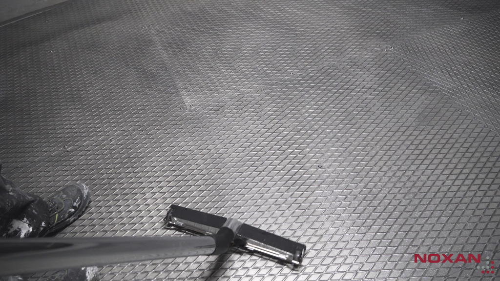 odkurzanie stalowej platformy