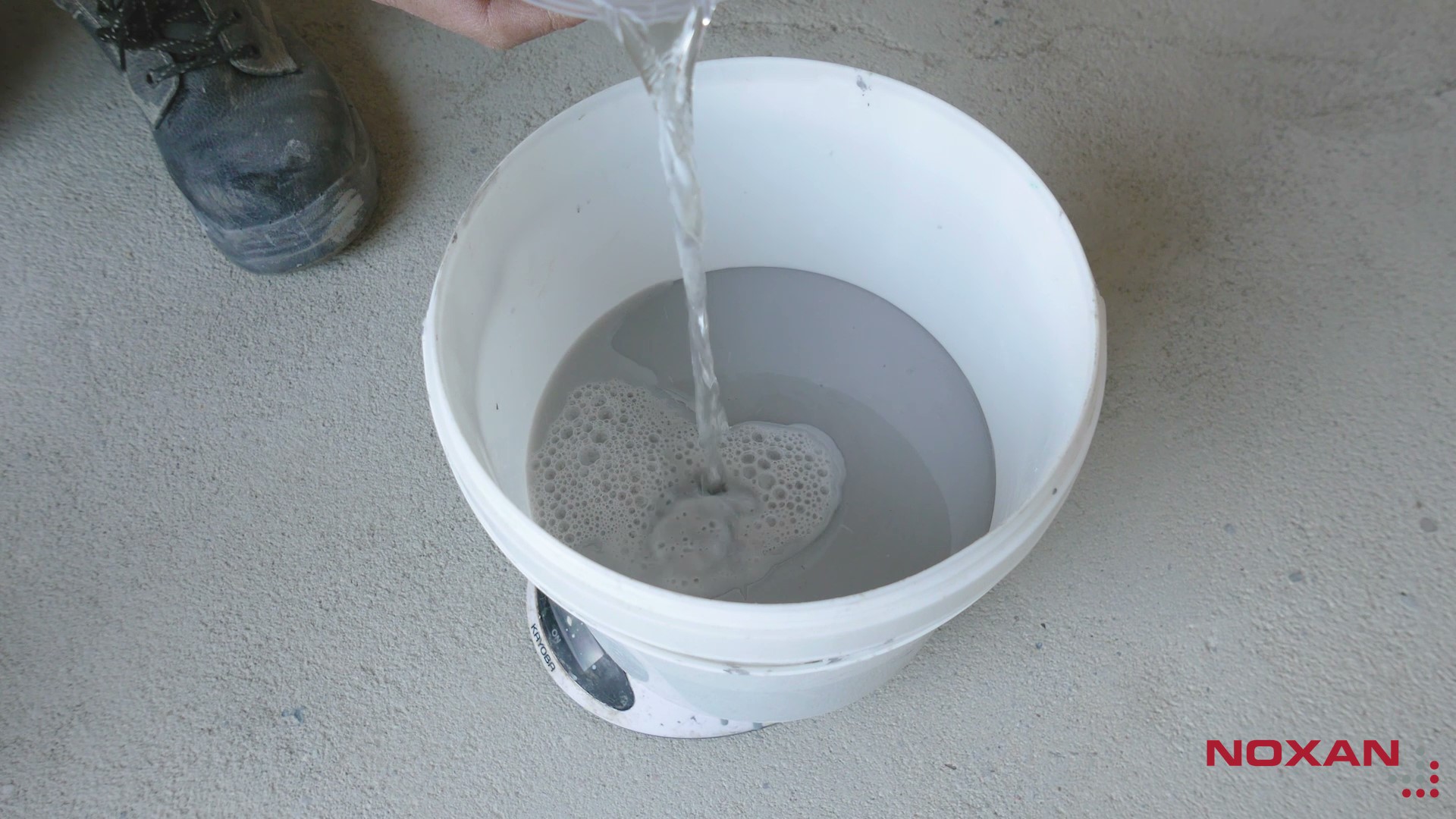 Rozcieńczanie farby RD Aquatop PU 10% wodą