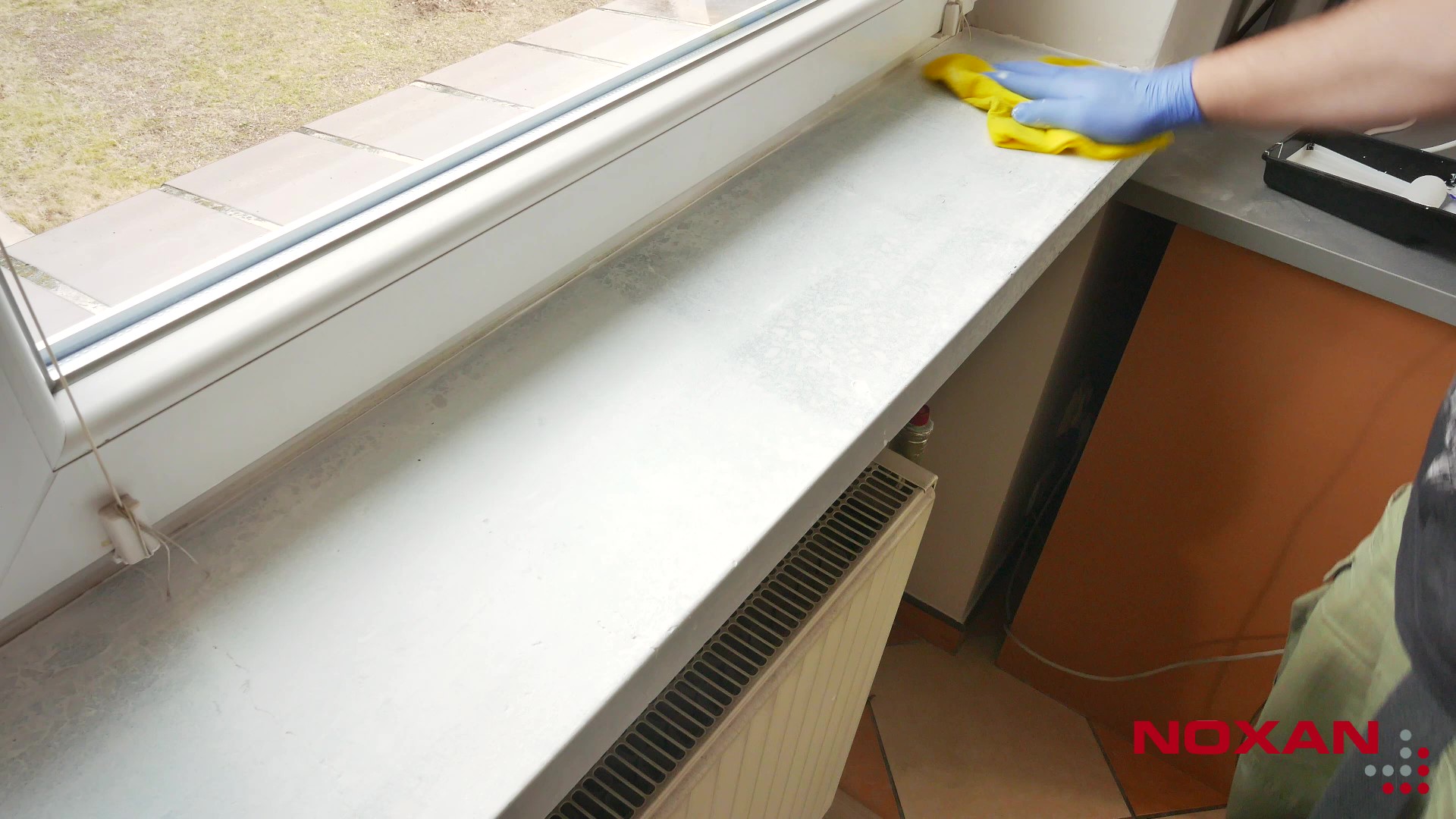 przecieranie parapetu wilgotną szmatką po 1 warstwie