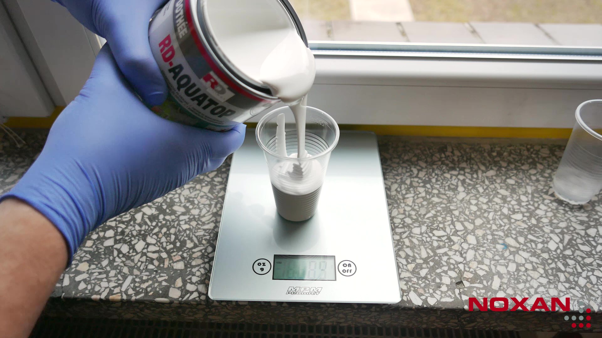 przelewanie farby do małego pojemnika