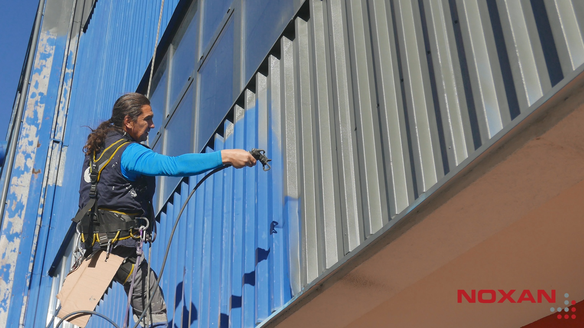 Farba na blachę powlekaną Metal Unicoat Aplikacja farby Metal Unicoat na blachę elewacyjną