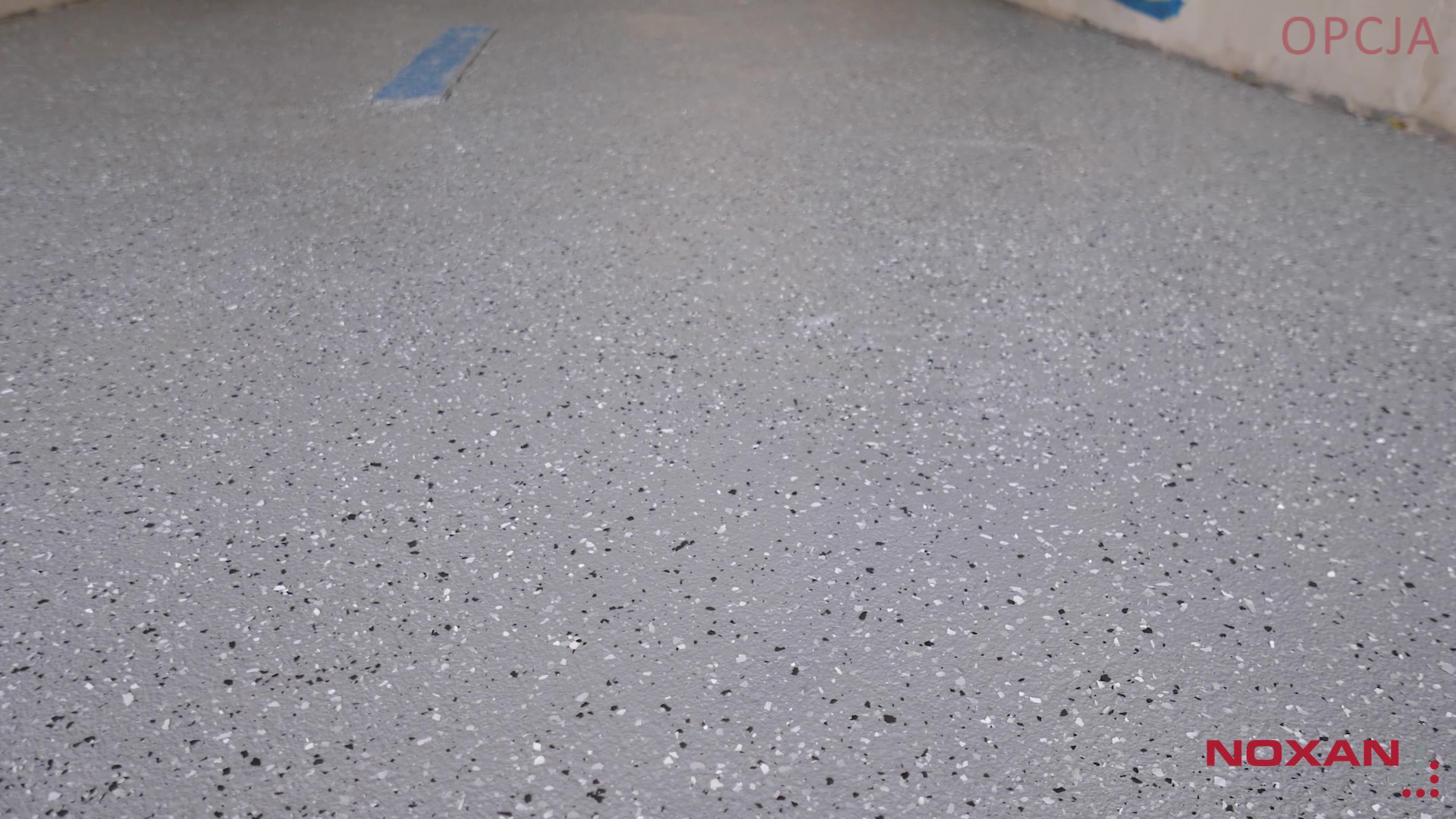 posadzka pokryta płatkami