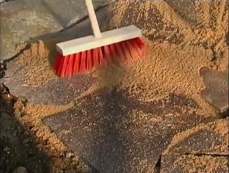 Rozporowadzanie masy za pomocą twardej miotły