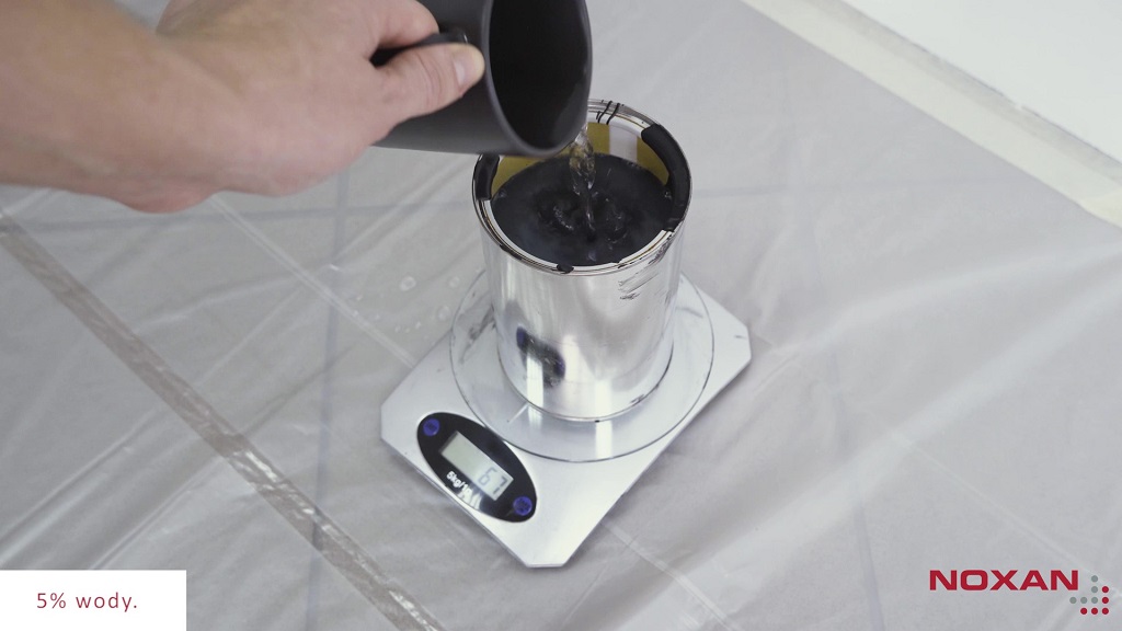 Dodawanie wody do farby Pro-Netic