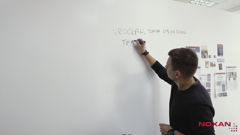 Pisanie markerem po ścianie