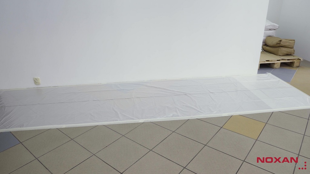 posadzka zabezpieczona taśmą i folią malarską