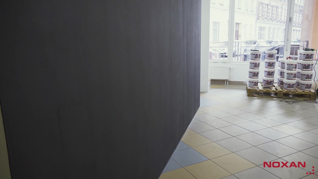 Ściana pomalowana farbą Pro-Netic pozostawiona do wyschnięcia