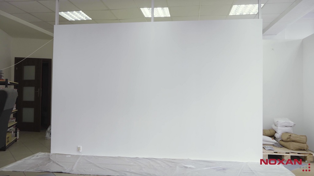 Ściana pomalowana farbą RD-Aquatop PU pozostawiona do wyschnięcia