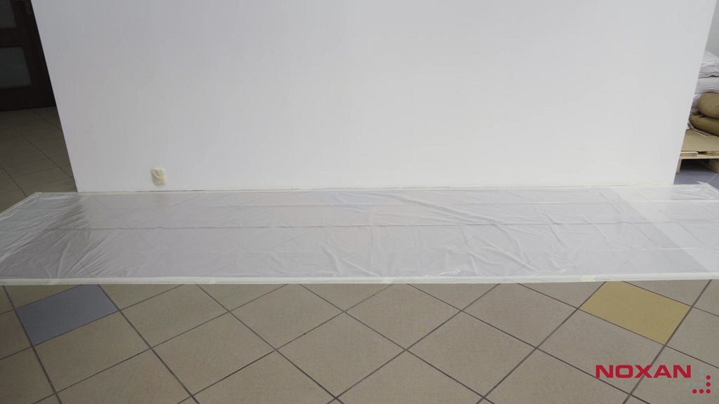 ściana zabezpieczona taśmą malarską i folią