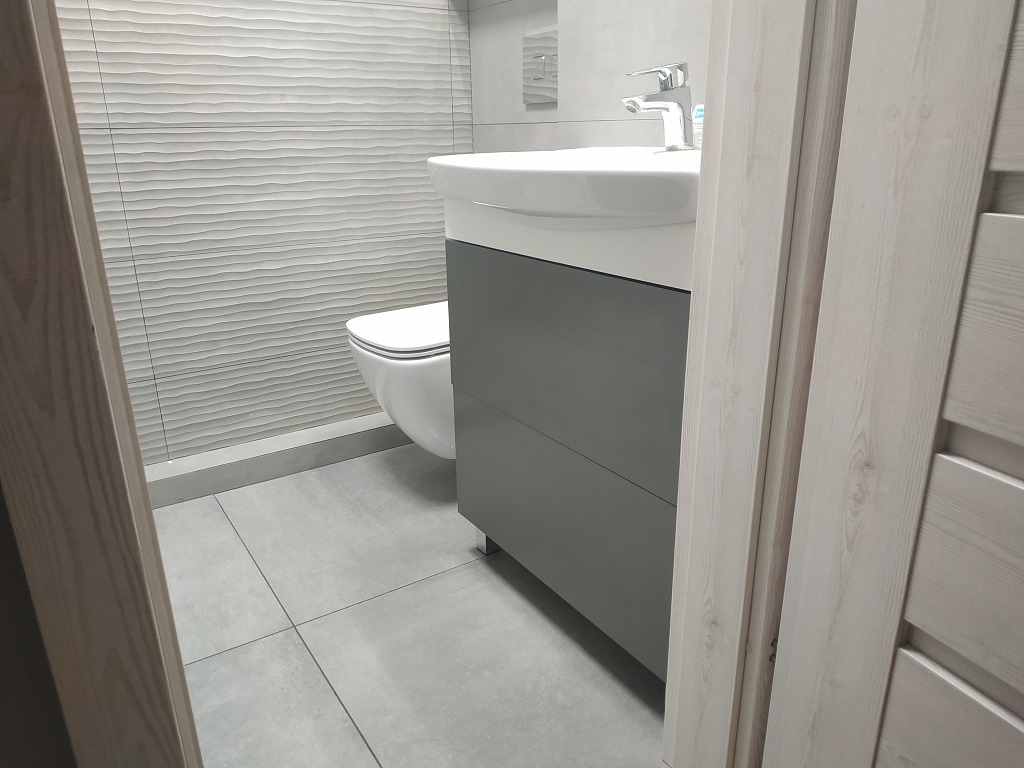 Szafka pomalowana farbą metaliczną