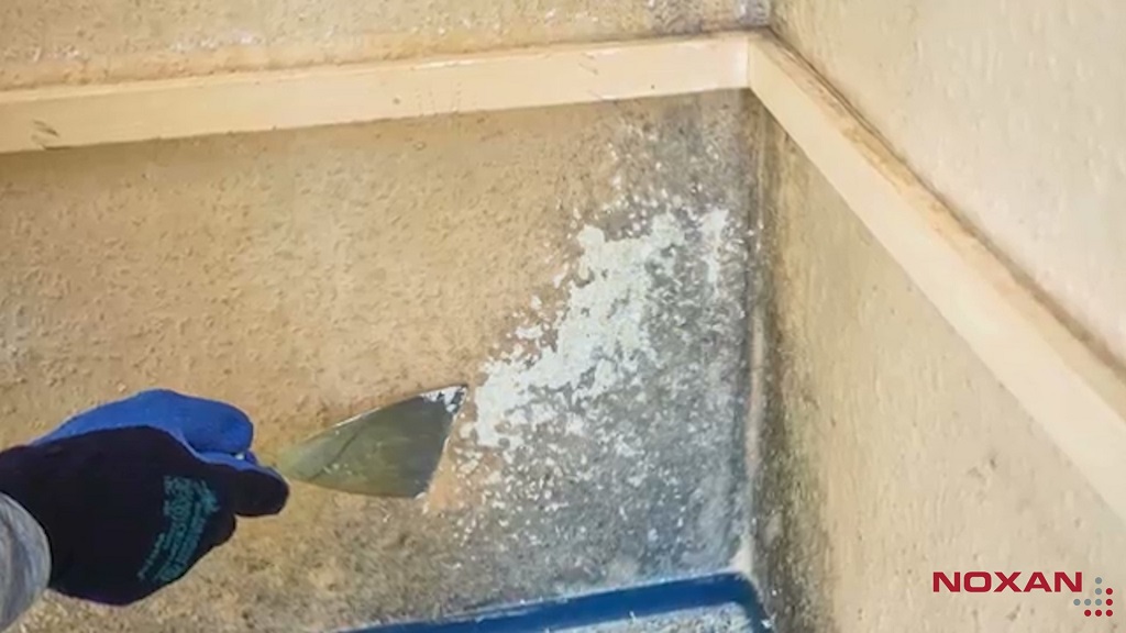 Skrobanie ściany szpachelką