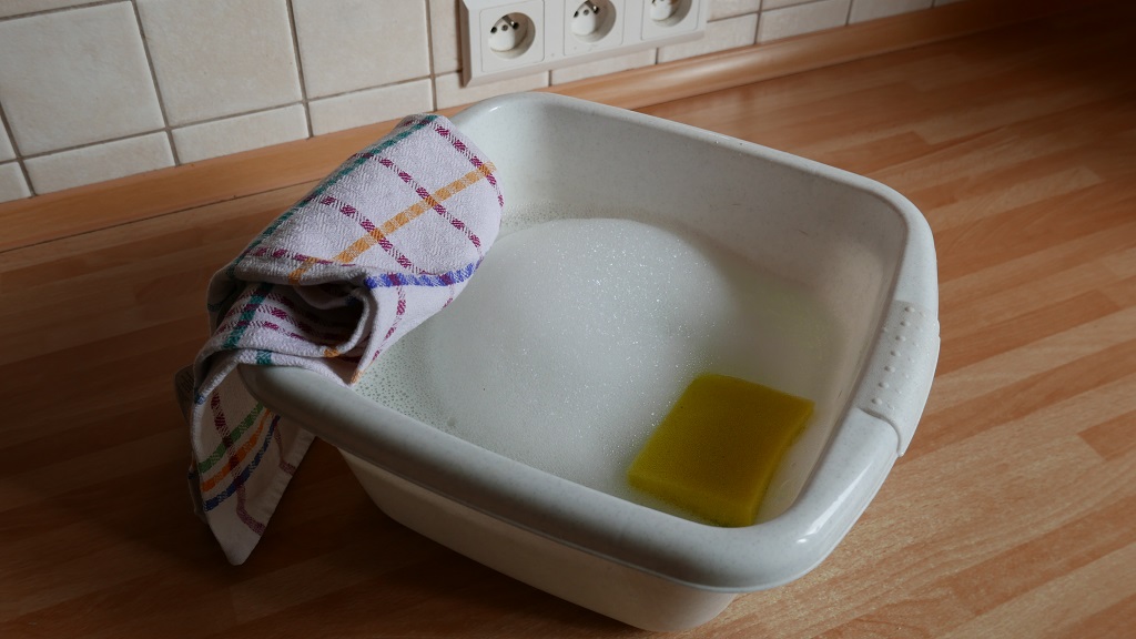 miska z wodą i detergentem