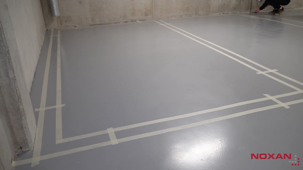 Posadzka oklejona taśmą malarską