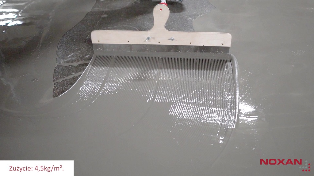 Zaciąganie masy samorozlewnej