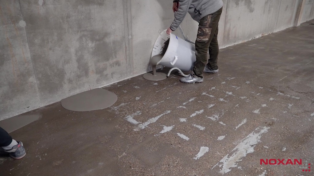 Wylewanie masy Uzin Level Star 170