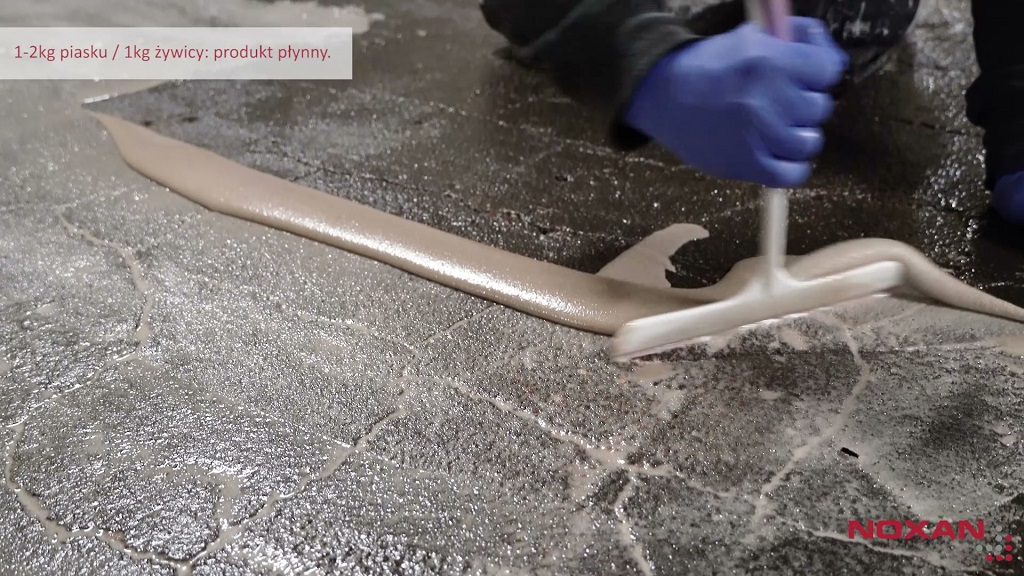 Wypełnianie rys w posadzce