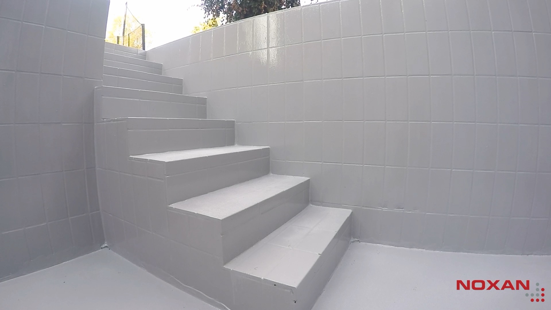 Schody pomalowane Dampshieldem Q124