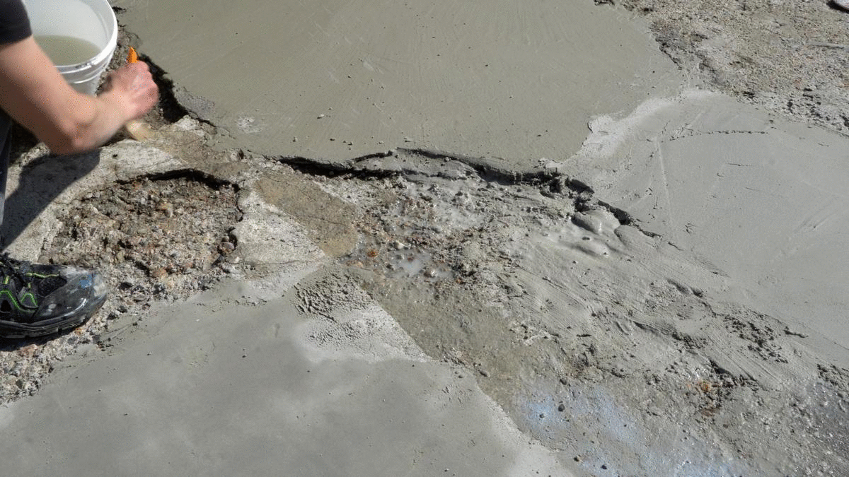 Cement Filler z piaskiem - zwilżenie podłoża