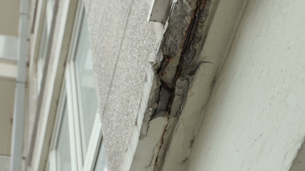 Uszkodzone ściany elewacji