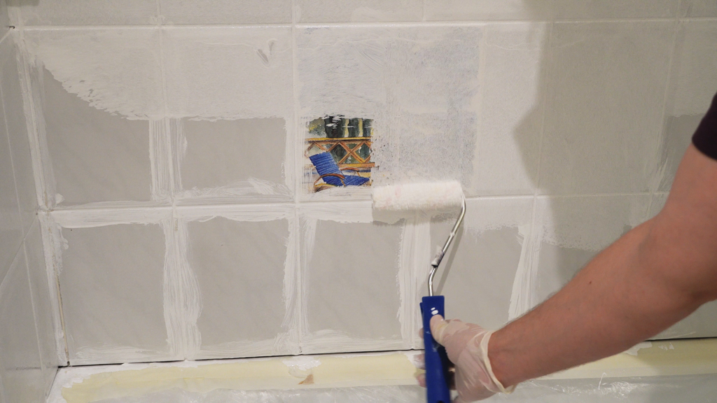 Gruntowanie płytek za pomocą wałka