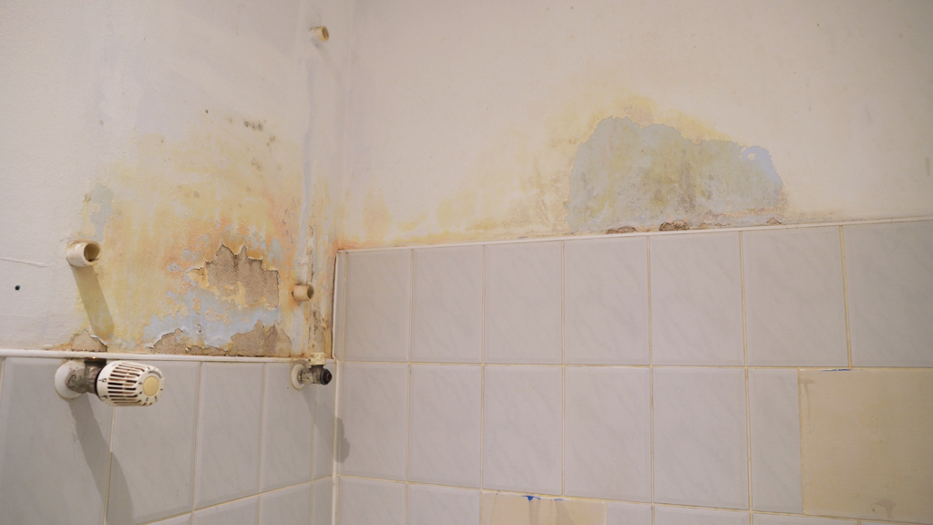 Uszkodzone ściany w łazience