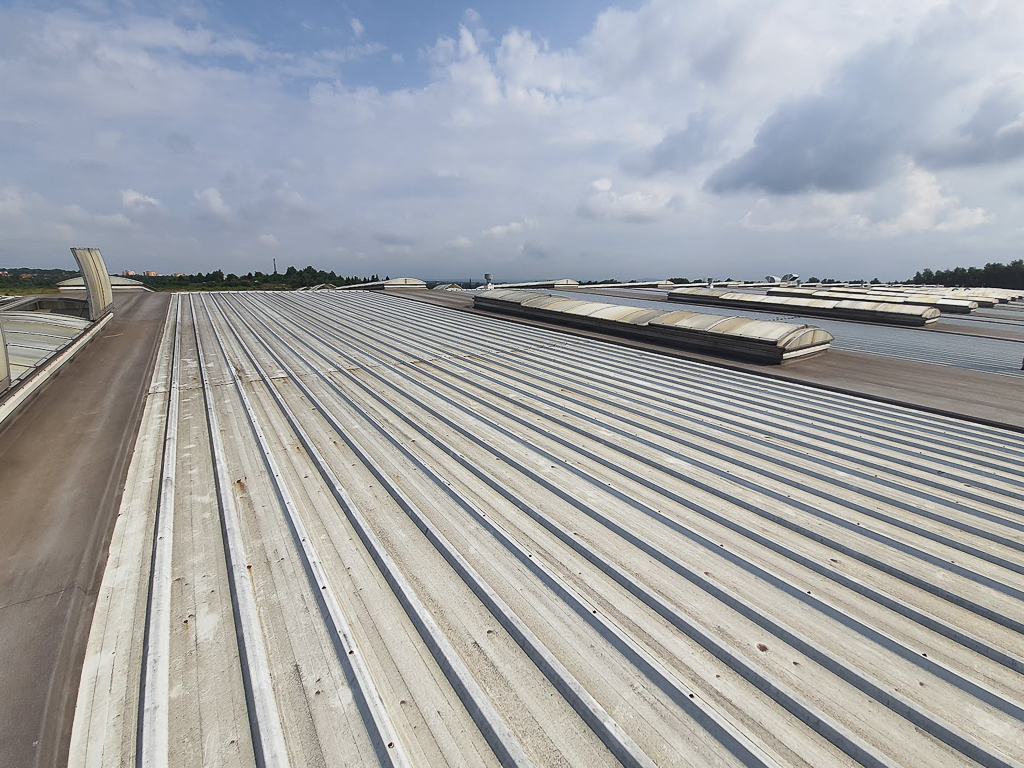 Skorodowany dach przemysłowy z blachy