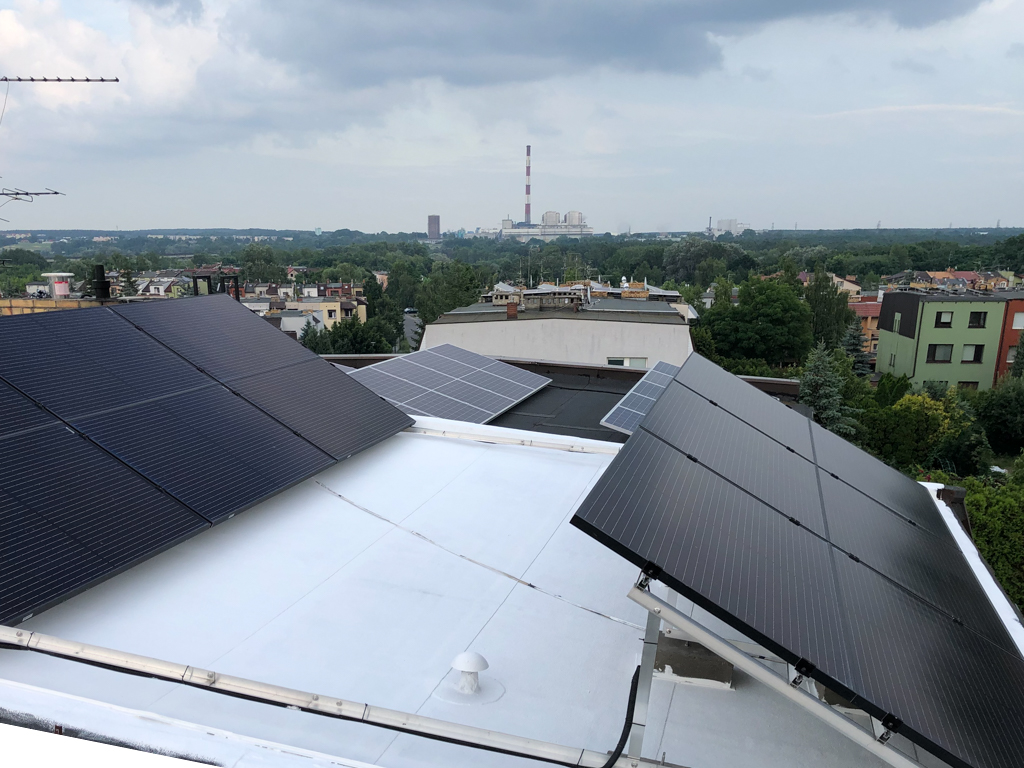 Thermoflex na dachu z instalacjÄ… fotowoltaicznÄ….<