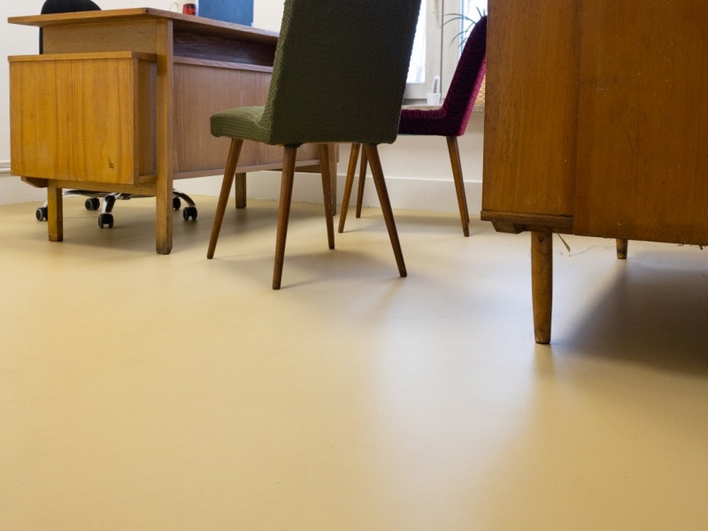 Matowy lakier do podłóg w biurach