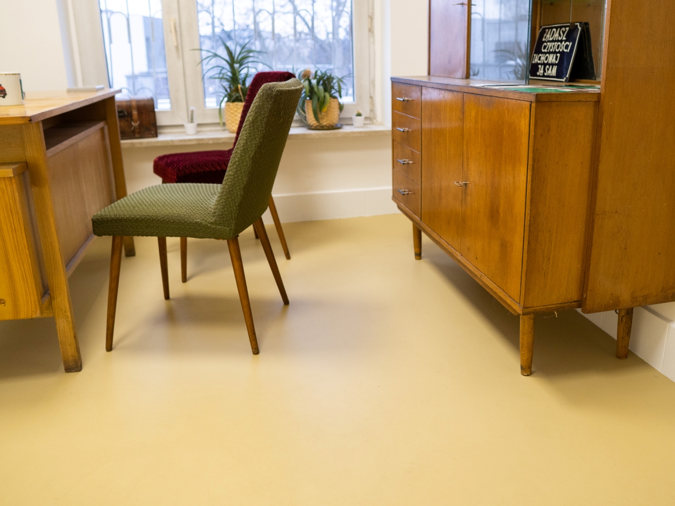 Lakier matowy na posadzce w biurze