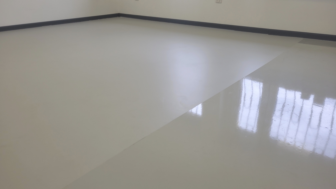 Lakier matujący do posadzek i podłóg