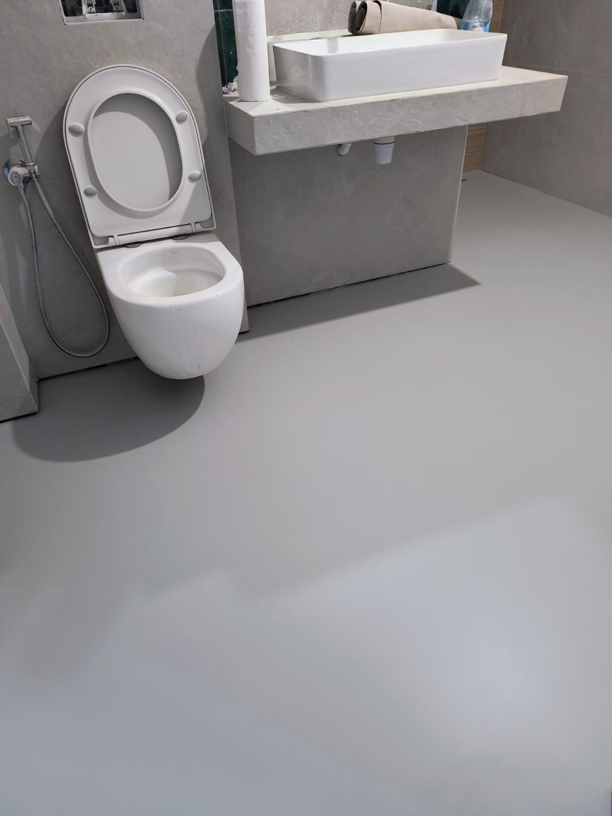 Lakier matowy na posadzce w łazience