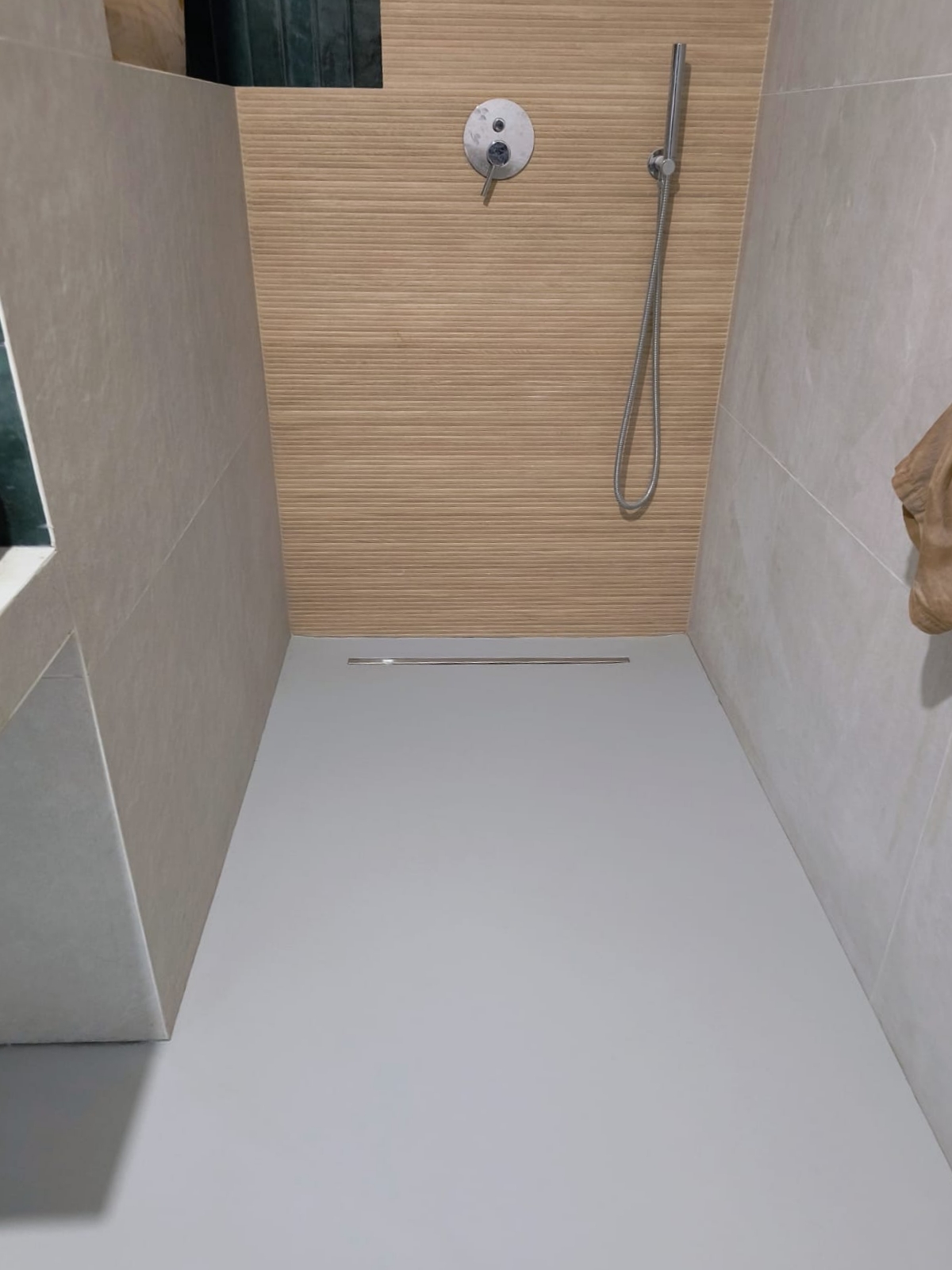 Matowy lakier na posadzce w łazience