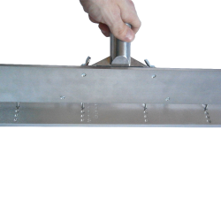 Adjustment bar for spiked squeegees Adjustment bar for spiked squeegees