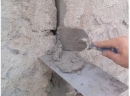 Duże pęknięcia w murze wypełniane Elastyczną zaprawą naprawczą Elastofiller