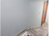 Ściany w korytarzu zabezpieczone lakierem zmywalnym Monovar PU